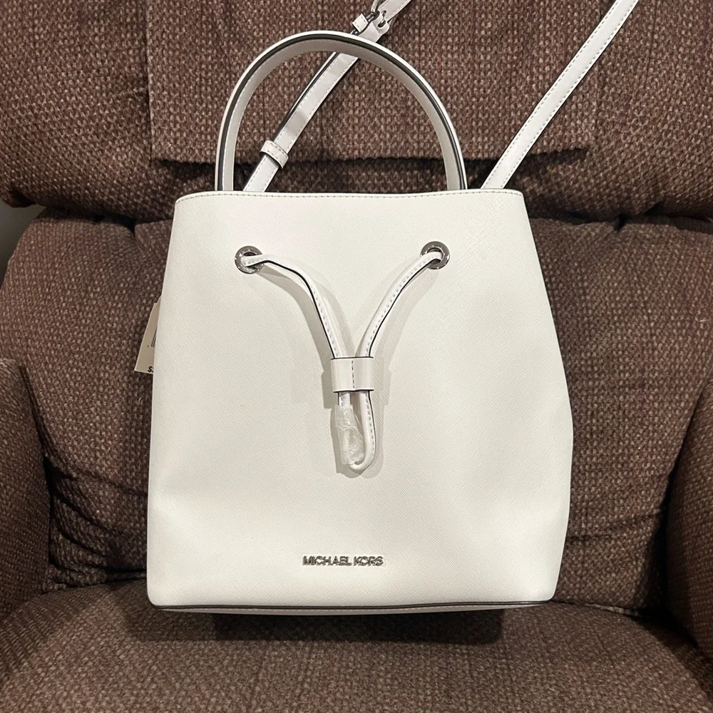 Michael Kors Suri Optic White Large Bucket Messenger Bag. NWT